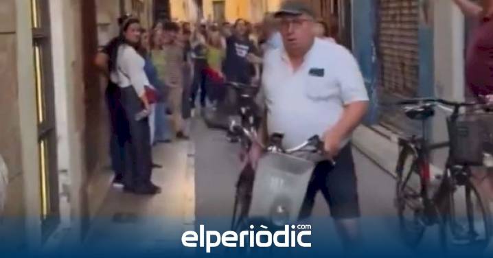 VÍDEO | Una multitud increpa a un grupo de turistas y acaba expulsándolos de una céntrica calle de Valencia