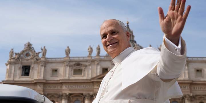 Pope Leo XIV responds to Cubs fan at the Vatican