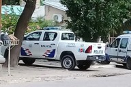 Ebrio, un motociclista chocó a un policía para escapar de un control