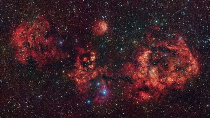 Captan una nebulosa con la forma de un "terrorífico" murciélago sobre el cielo de Chile: "Como si estuviera tratando de cazar"