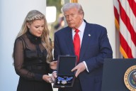 Trump condecora a Charlie Kirk mientras aumenta su presión contra los grupos de izquierda