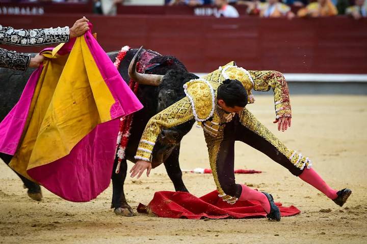 Fea cogida de Galván: Román voltea la tragedia con una encastada corrida de Victorino en Las Ventas