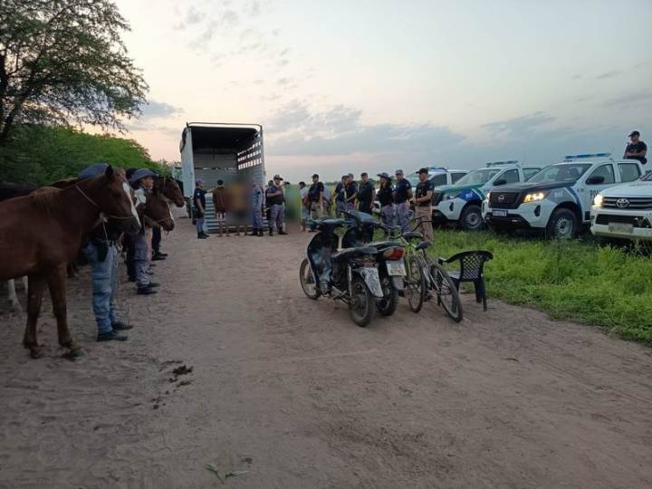 Tremendo incidente en una carrera de caballos ilegal