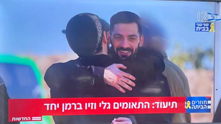 Emoción, lágrimas y abrazos: las familias comienzan a reunirse con los rehenes liberados en Israel