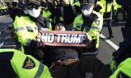 La Policía surcoreana desaloja a manifestantes anti Trump durante reunión de APEC