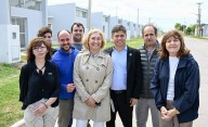 El gobernador recorrió obras de viviendas y de un centro universitario en Carlos Tejedor