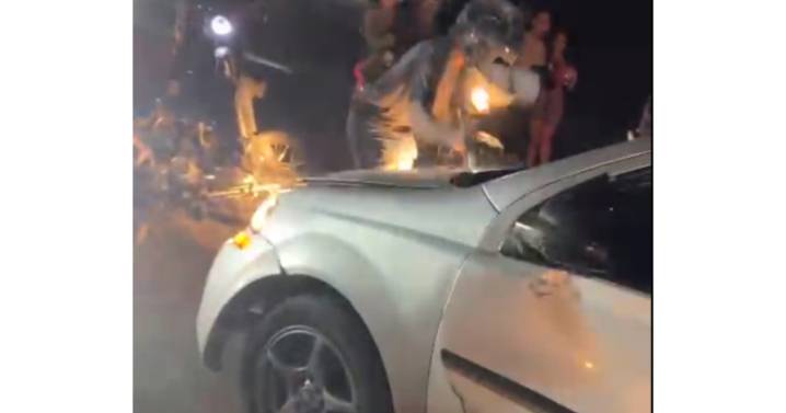 Video: desmanes durante la rodada de Halloween en Caldas, noche marcada por atropello a caballo y agresiones