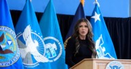 Le niegan a Kristi Noem el acceso a baño en edificio público de Illinois: Es una vergüenza
