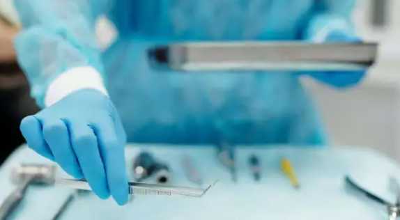 Presunto caso de negligencia médica: cirujana habría permitido que su hija de 12 años perforara la cabeza de un paciente durante una operación.