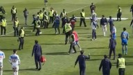 Barristas del Everton de Viña del Mar, de Grupo Pachuca, invaden la cancha