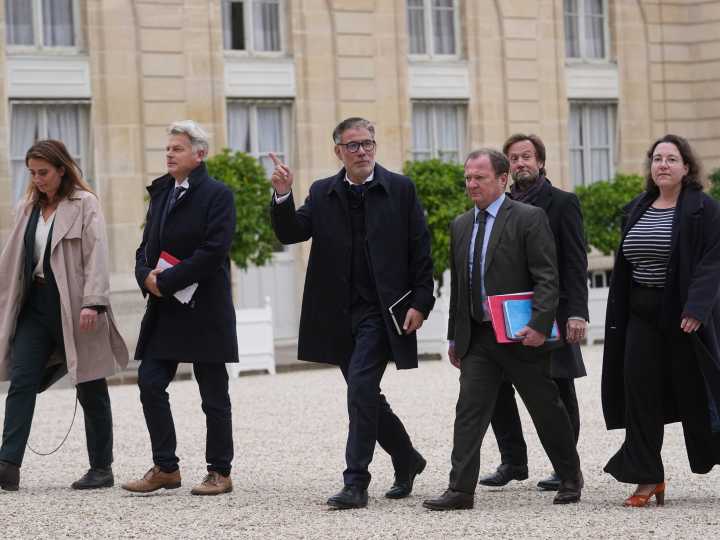 Día "D" para el futuro de Francia: Macron debe elegir hoy un nuevo primer ministro o su suerte estará echada