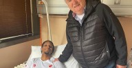Boza Maljkovic visita a Tyson Carter en el hospital de Belgrado