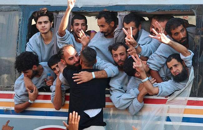 Las primeras imágenes de los rehenes y prisioneros israelíes vivos liberados por Hamas