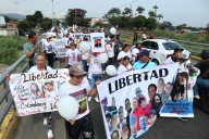 Familiares de colombianos detenidos en Venezuela piden su liberación en puente Simón Bolívar