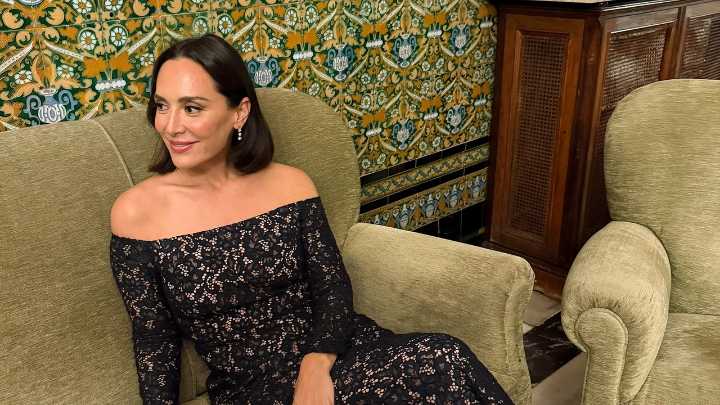Tamara Falcó tiene el vestido de invitada de otoño perfecto: de encaje azul noche y con el sello de su firma