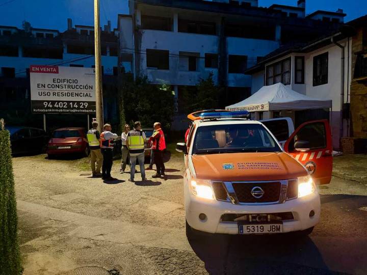 Policía Nacional y Protección Civil rastrean una urbanización a medio construir en Renedo en busca de un desaparecido