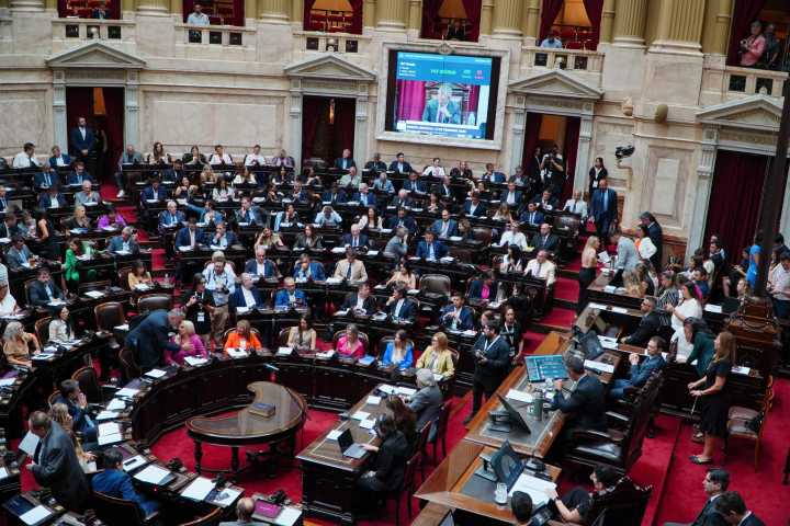 Otra sesión tensa para el Gobierno: diputados lograron el quórum y debaten la reforma de los DNU