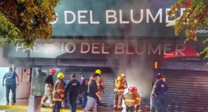 ¡Inferno Controlado! Bomberos de Maracaibo Apagan Llamas en el Corazón del Casco Central.
