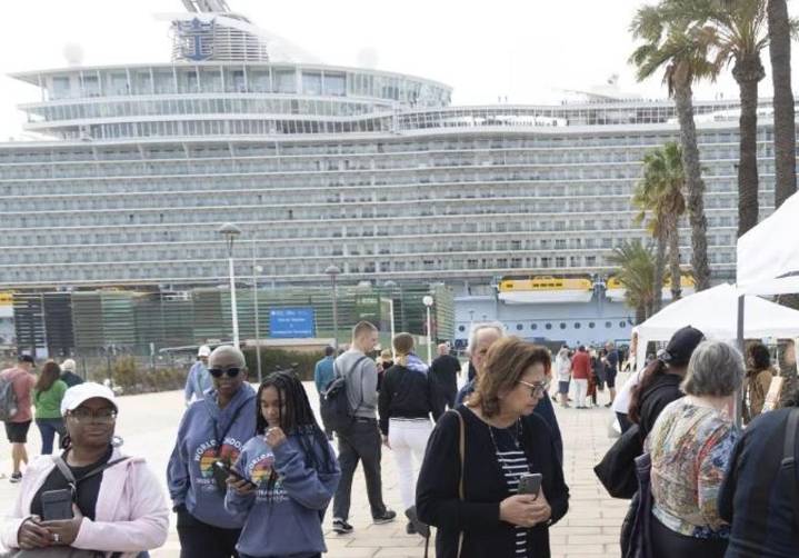 Histórico estreno en Alicante de uno de los mayores megacruceros del mundo con 5.400 pasajeros
