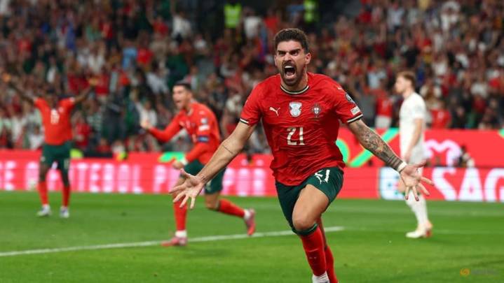 Last-gasp Neves winner keeps Portugal on track for World Cup