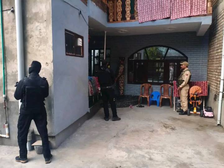 Police conduct searches in Srinagar linked to banned JeI and Hurriyat associates 