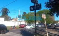 Choque en la esquina de una escuela en La Plata generó caos de tránsito 