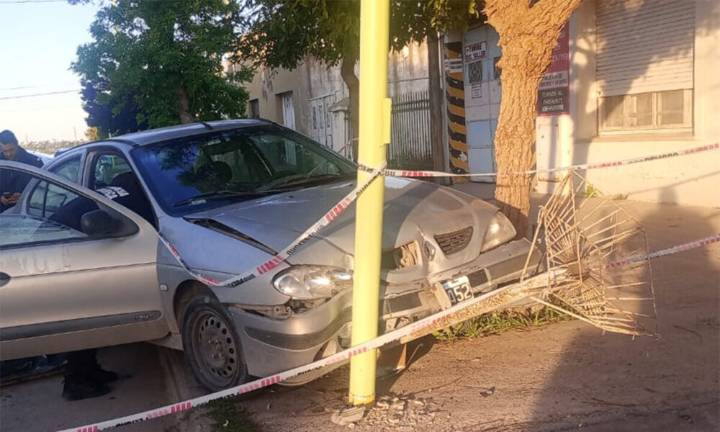 Murió un hombre tras chocar contra un poste de luz en White