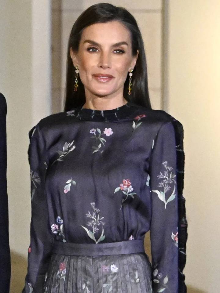 La Reina Letizia rinde homenaje a Giorgio Armani con el look de su viaje a Bruselas