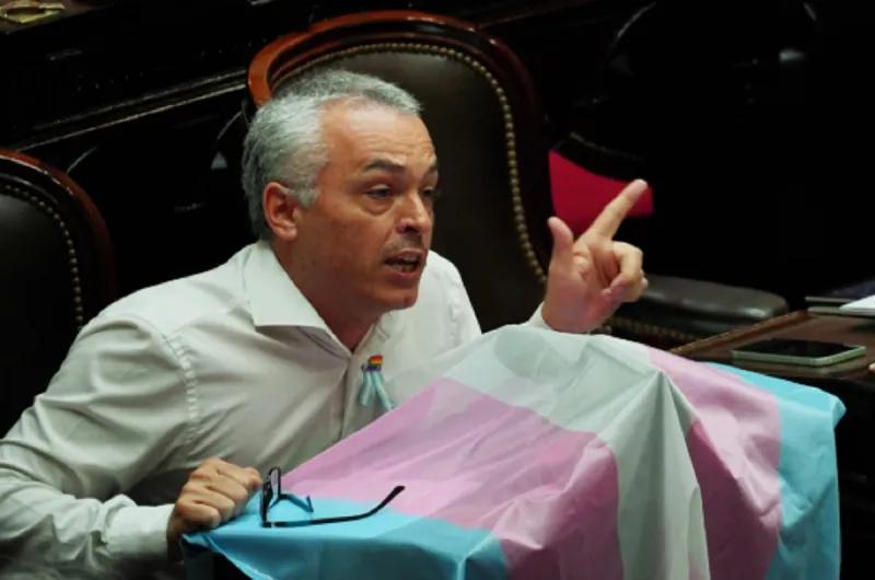 La remera "Narco Airlines" con la que Paulón volvió a incomodar a Espert