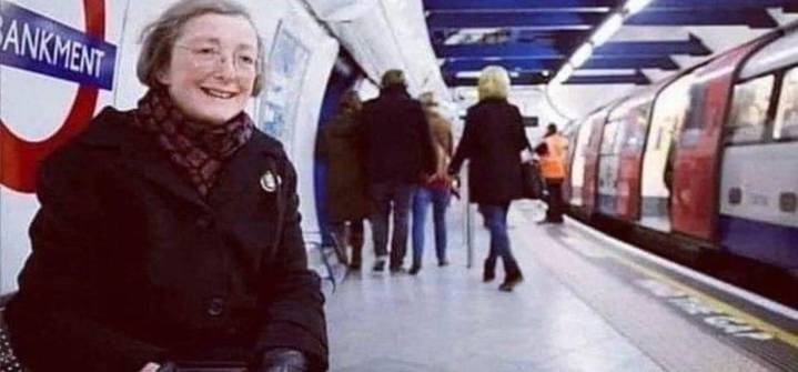 Una mujer visita todos los días el metro de Londres para escuchar la voz de su fallecido esposo