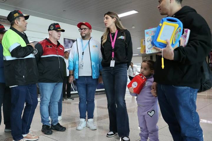 Nuevo vuelo de Vuelta a la Patria trae consigo 167 connacionales deportados de EE.UU. entre ellos una niña de 4 años rescatada 10 de octubre de 2025 | País Se espera que en las próximas semanas se rea