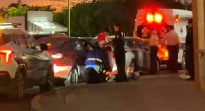 Choque entre coche y motocicleta deja una persona lesionada en centro de Hermosillo