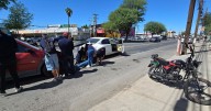Muere repartidor arrollado y prensado entre autos