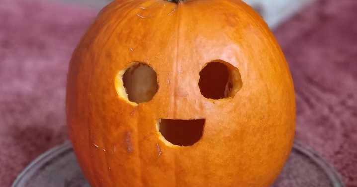 43 Spooky, Quirky, And Jaw-Droppingly Charming Pumpkin Carvings Shared By Folks Online
