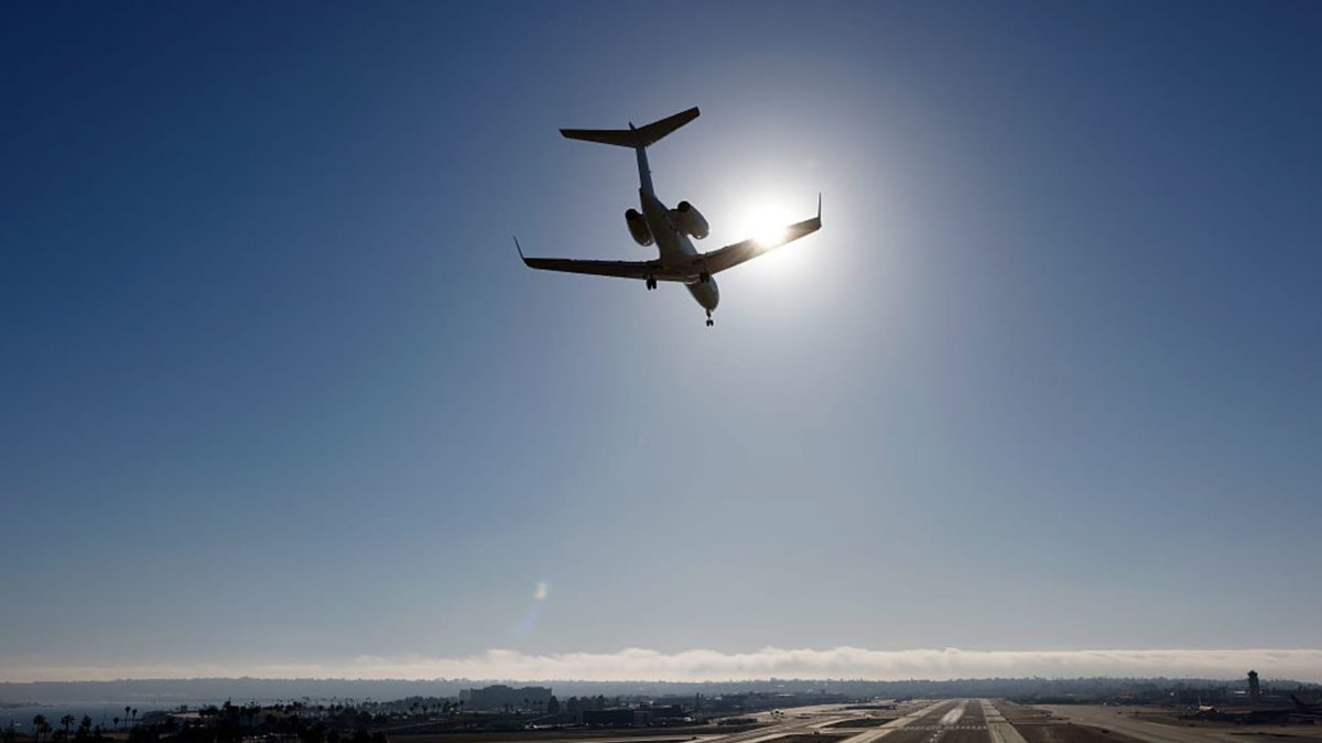 Lo acusan de apuñalar a 2 viajeros en vuelo que salió de Chicago