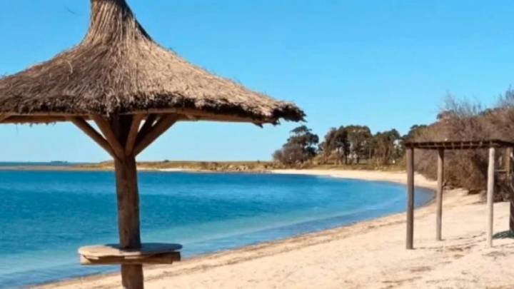 Es un pueblo con 70 habitantes, tiene playas y es conocido como el "Caribe bonaerense"