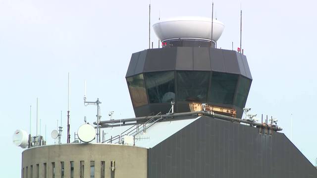 'Safety is nonpartisan': Boston air traffic controllers working without paycheck