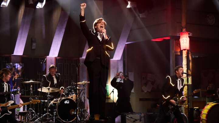 The Hives conquistan La Revuelta a base de humor y una doble descarga de rock: "Poneos cinturón y casco de seguridad"