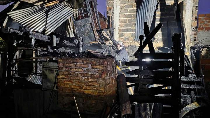 Un incendio redujo a cenizas una vivienda de Lomas de Zamora