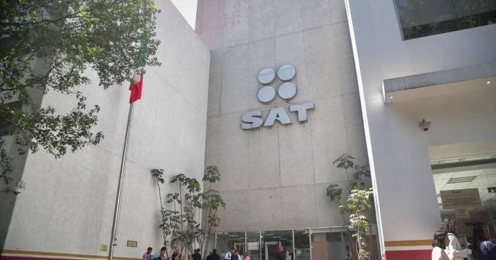 Trabajadores del SAT inician protesta de "brazos caídos"