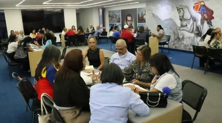 Instalan comisión con docentes y directores para evaluar impacto de tareas escolares