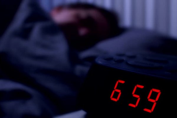 Cuál es el significado oculto de necesitar muchas alarmas para despertarse según la psicología