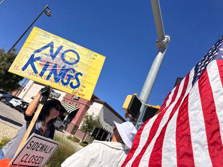 Miles de fronterizos marchan en El Paso para rechazar autoritarismo y defender la democracia