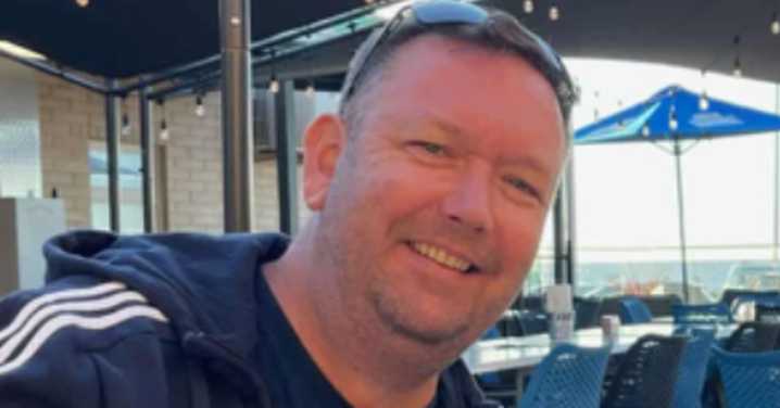 Chris Robertson death: Police search for grey ute as murder probe continues