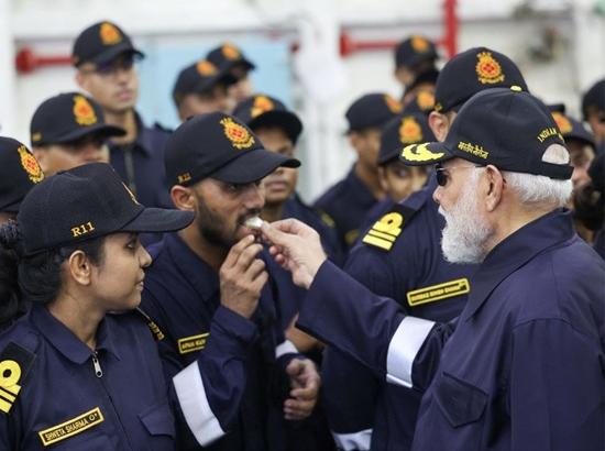PM Narendra Modi celebrates Diwali with Navy personnel onboard INS Vikrant Photo Source: ANI [ FULL VIEW ]