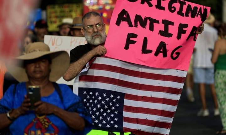 Cientos de puertorriqueños se unen a las protestas contra políticas autoritarias de Trump