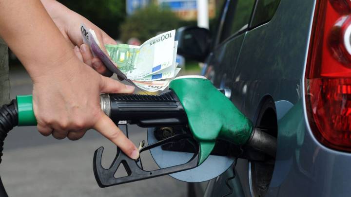 ¿Qué día de la semana está ‘prohibido’ echar gasolina y por qué? La OCU responde con claridad