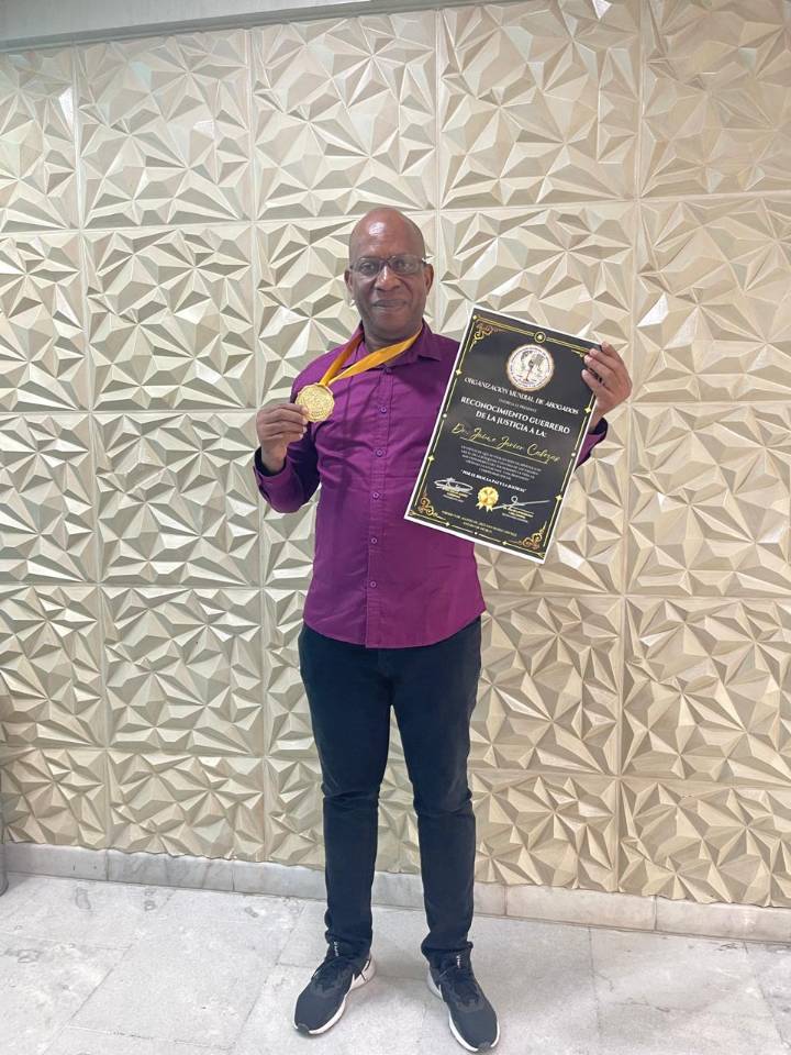 Abogado tumaqueño exaltado con premio internacional