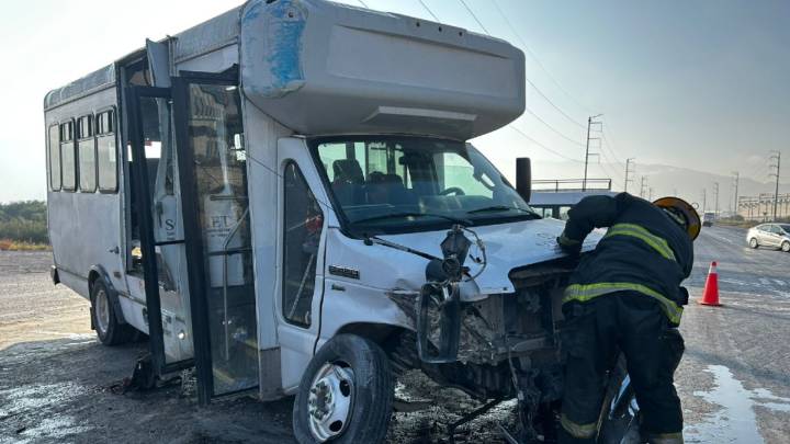 Lamentable. Muere trabajador tras choque entre tráiler y transporte de personal en la carretera a Monclova