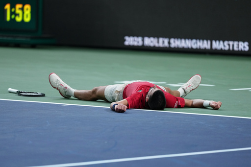 Djokovic se sobrepone a cansancio y humedad para avanzar a los cuartos de final en Shanghái